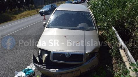 Na diaľnici D2 došlo k vážnej dopravnej nehode Auto narazilo do