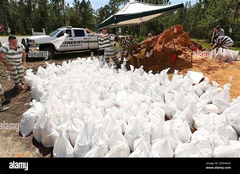 Lake County jail inmates toil to fill sandbags at Lake County Fire ...