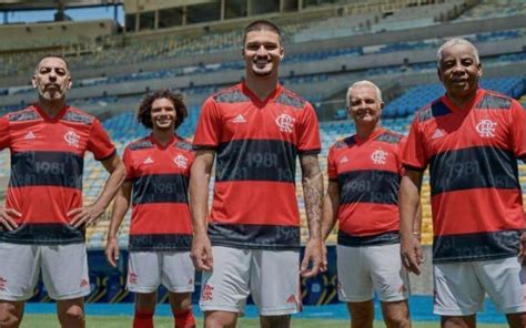 Caiu bem Flamengo prepara lançamento de novo uniforme Thuler e Arão