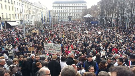 Charlie Hebdo Des Milliers De Personnes à Saint Etienne Pour La