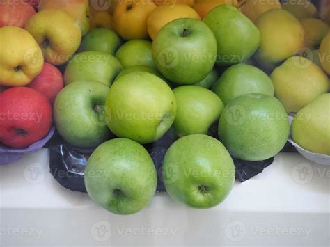 Manzanas Verdes Rojas Y Amarillas Frutas Foto De Stock En Vecteezy