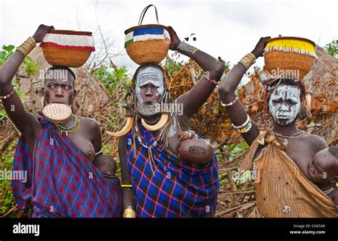 Jinka Etiopía África aldea Valle Omo inferior Mago tribu salvaje del