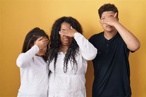 Familia De La Madre Hija E Hijo Parados Sobre El Fondo Amarillo