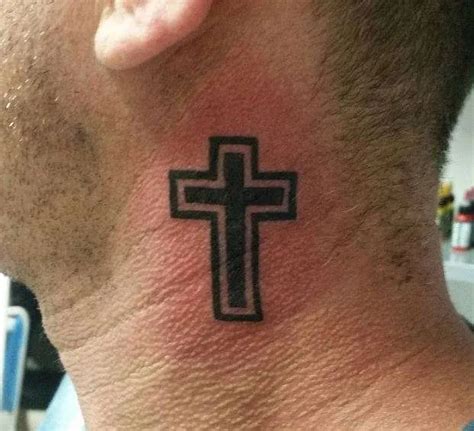 Tatuajes De Cruz En El Cuello La Cruz Dibujada Representa La Protecci N