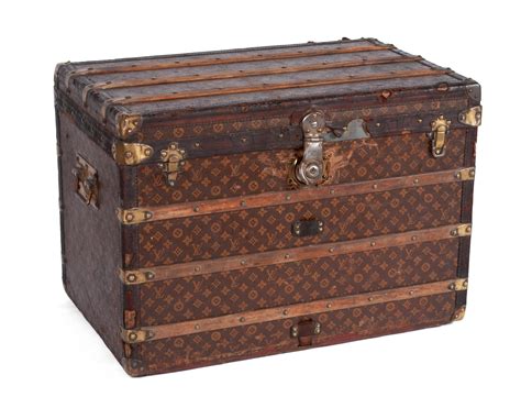 Lot Louis Vuitton Travel Trunk