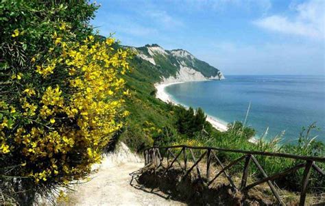 La Spiaggia Di Mezzavalle Riviera Del Conero