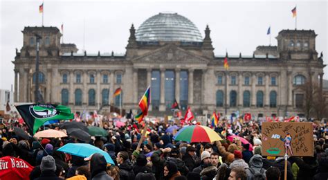 Masowe Protesty W Niemczech Na Ulice Berlina Wysz Y Tysi Ce Os B