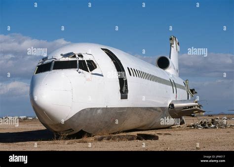 Boeing 727 200 Fuselaje Con Alas Cortadas Arrojados En El Suelo Del