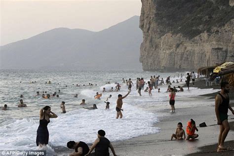 Families Enjoy Life On Syrian Beach Daily Mail Online