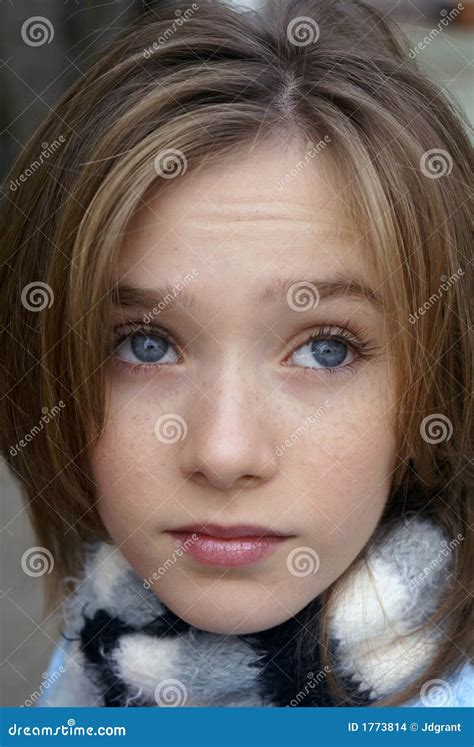 Jeune Fille Assez De Sourire Photo Stock Image Du Attrayant Adorable