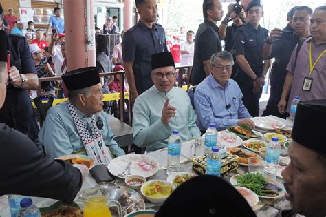 Anwar Solat Jumaat Bersama Rakyat Di Selayang