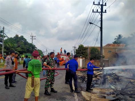 BPBD Dan Damkar Way Kanan Bantu Padamkan Kebakaran Warung Di Depan SPBU