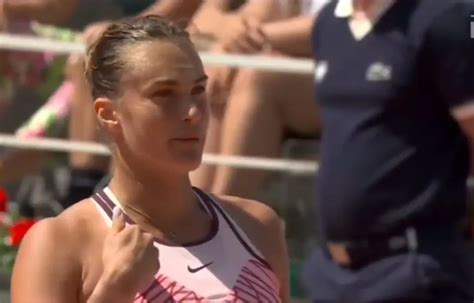 Video Sabalenka Takes A Bow As Kostyuk Booed For Not Shaking Hands By