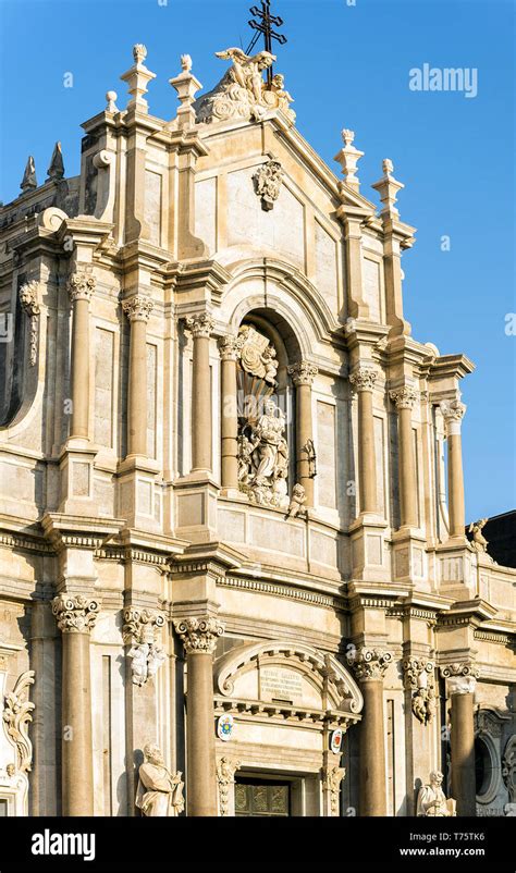 Fachada Frontal De La Catedral Metropolitana De Santa Gueda En Catania