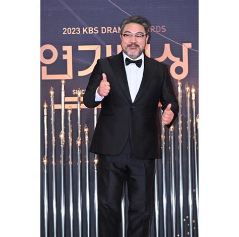 Lee Won-jong Pays Tribute to Late Lee Sun-gyun at 2023 KBS Drama Awards - News Directory 3