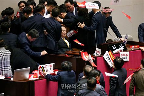 자유한국당 육탄저지에 ‘본회의장 질서유지권 수행하던 국회 경위 중상 민중의소리