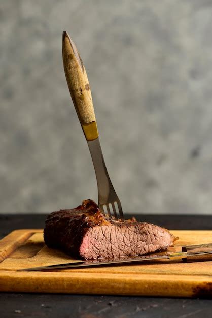 Côtes De Boeuf Rôties Avec Un Verre De Vin Rouge Présenté Sur La Table