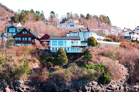 Premium Photo A House On A Hill Overlooking The Water