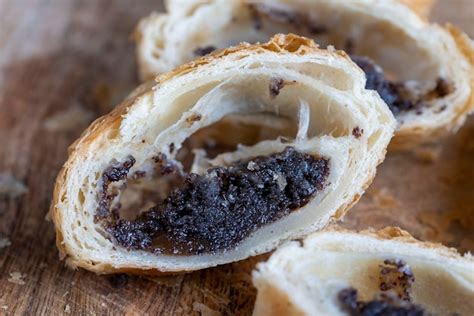 Bollo De Hojaldre Hecho Con Masa De Trigo Y Relleno De Semillas De