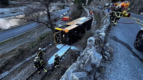 Alpes Maritimes Un Bus Chute De M Tres Et Tombe Sur Une Voie Ferr E