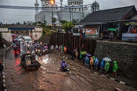 Hujan Deras Guyur Solo Viaduk Gilingan Kembali Tergenang Solopos