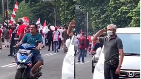 Salut Aksi Pengemudi Mobil Hormat Pada Bendera Merah Putih Di Jalan