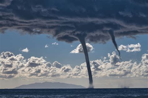 What's the Difference Between a Tornado and a Waterspout? - American Oceans