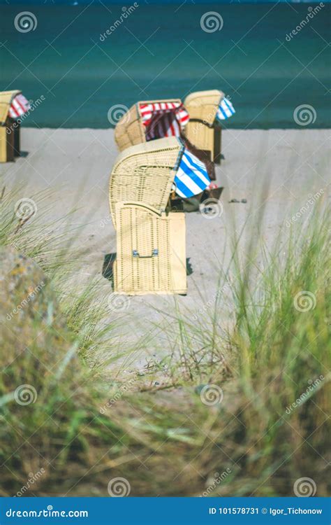 Chaises Couvertes Sur La Plage Sablonneuse Dans Travemunde Allemagne