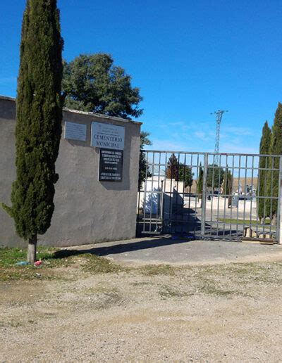 Cementerio Municipal De Serranillos Del Valle Entre Piedras Y Cipreses