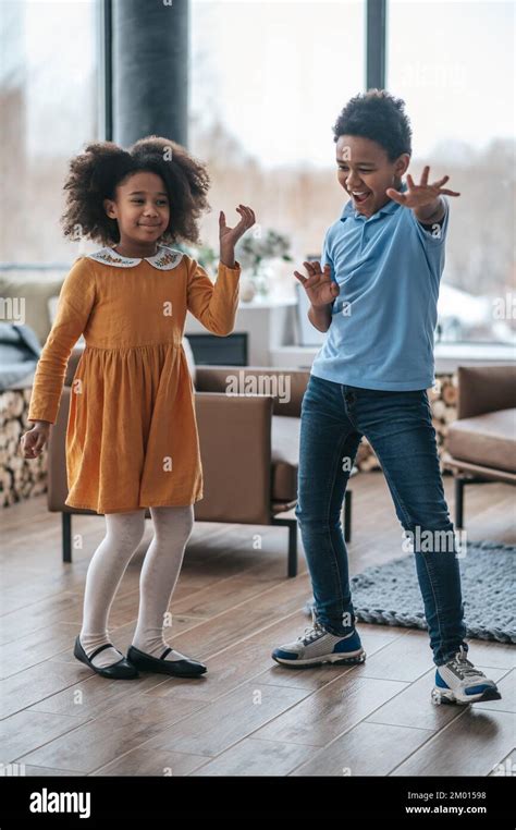 Enfants En Train De Danser Un Gar On Et Une Fille Dansant Et Regardant