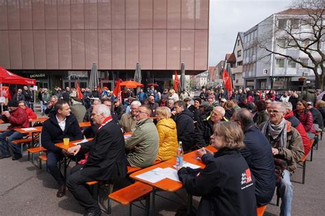 Bei Der Maikundgebung Des DGB Ging Es Um Frieden Und Gemeinsame