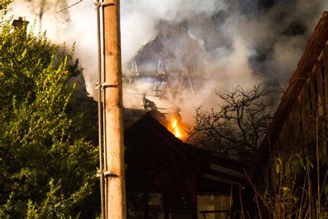 Flammen Greifen Auf Wohnhaus Ber