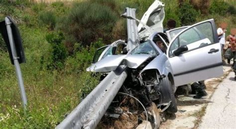 Un Miracolo Il Guard Rail Infilza E Trapassa L Auto E Le Sfiora La