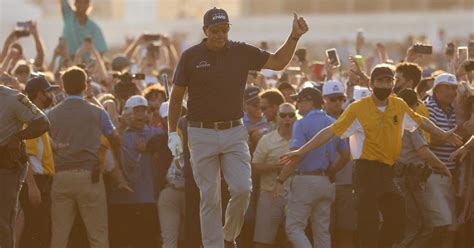 Phil Mickelson wins 2021 PGA Championship as fans rush the green - CBS News