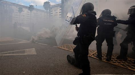 Batalla Campal Entre Manifestantes Y Policía En El Octavo Día De Huelga