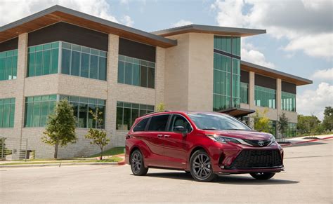 2021 Toyota Sienna Earns Top Safety Pick Award