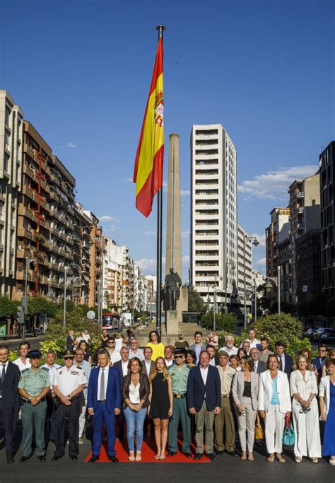 La Bandera Nacional Ondea En El Centro De La Ciudad En El Monumento Al