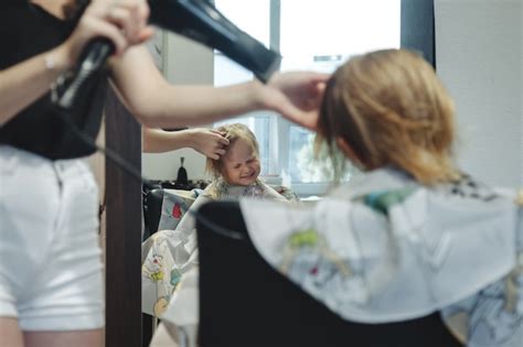 La Mujer Del Peluquero Hace El Peinado Bonito De Moda Para La Linda