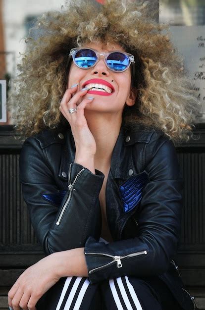 Premium Photo Portrait Of Happy Woman In Sunglasses