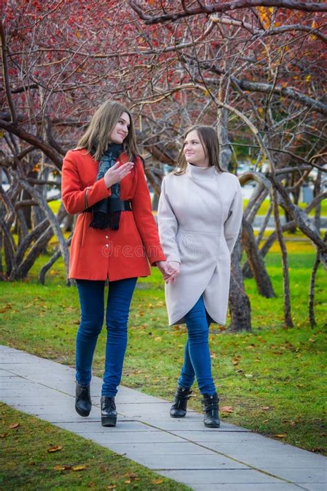 Due Ragazze Camminano Nel Parco A Mani Nude Immagine Stock Immagine Di Jeans Faccia 159967909