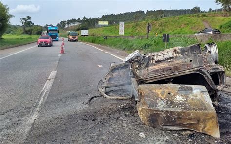 Mulher Morre Carbonizada Ap S Carro Capotar E Pegar Fogo Em S O