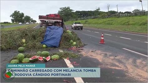 Caminh O Carregado De Melancia Causa Congestionamento Em Rodovia