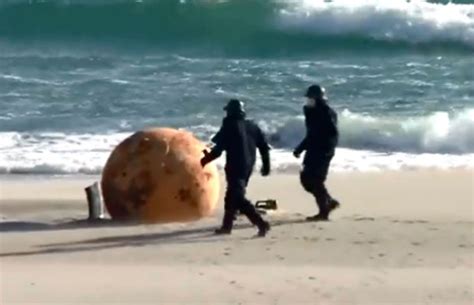 Qué era la misteriosa bola gigante encontrada en una playa de Japón