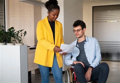 Homme En Fauteuil Roulant Au Travail Vue De Face Photo Gratuite