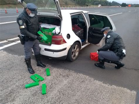 Homem é preso quase 500 quilos de maconha dentro de carro em