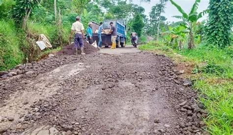 Warga Cicae Desa Jingkang Gotong Royong Perbaiki Jalan Rusak Bupati