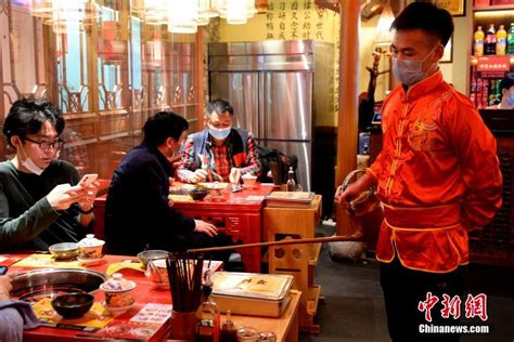 广州餐饮店逐步恢复堂食 民众前来“解馋”