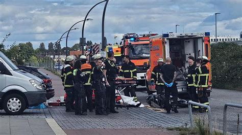 Feuerwehr Hamburg Motorradfahrer stirbt nach Überholmanöver in Fuhlsbüttel