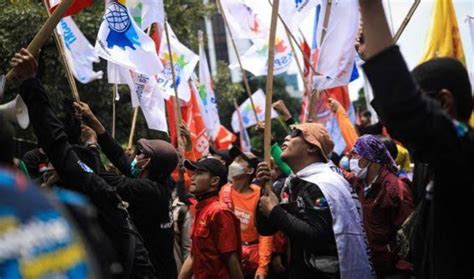 Massa Buruh Demo Di Purwakarta Tuntut Upah Naik 15 Persen Ancam Mogok