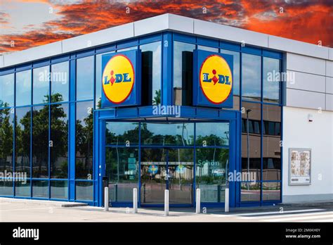 Lidl Company Logo Hi Res Stock Photography And Images Alamy